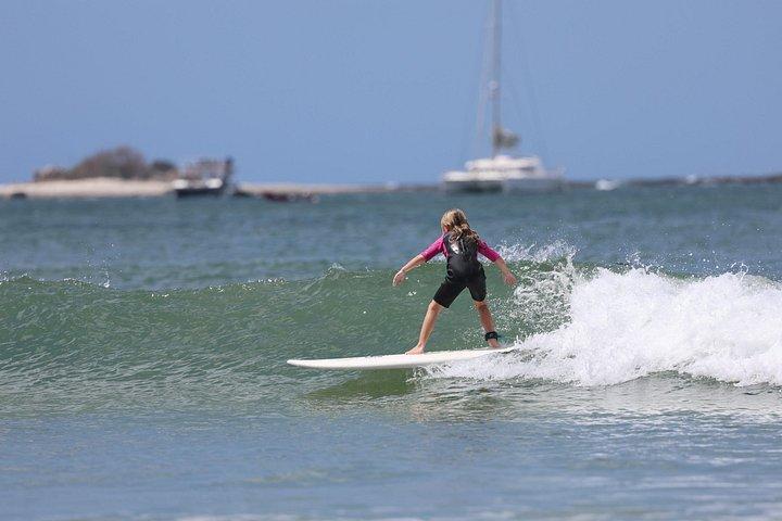 Surf med lokale på Tamarindo Beach