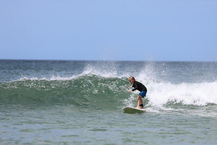 Surf med lokale på Tamarindo Beach