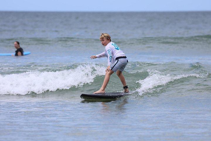 Surf med lokale på Tamarindo Beach