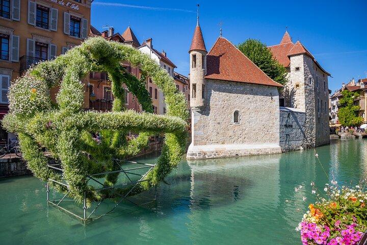 Privétransfer van Genève naar Genua met 2 uur stop in Annecy