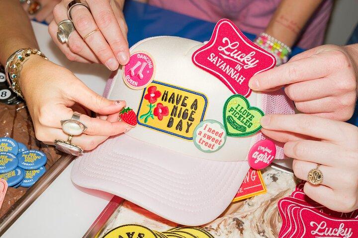 Trucker Hat Pop Up Experience em Charleston