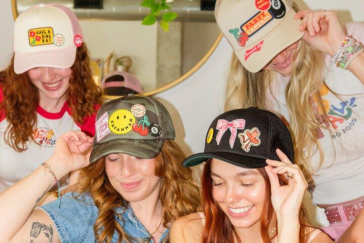 Trucker Hat Pop Up Experience em Charleston