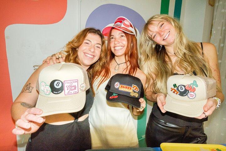 Trucker Hat Pop Up Experience em Charleston