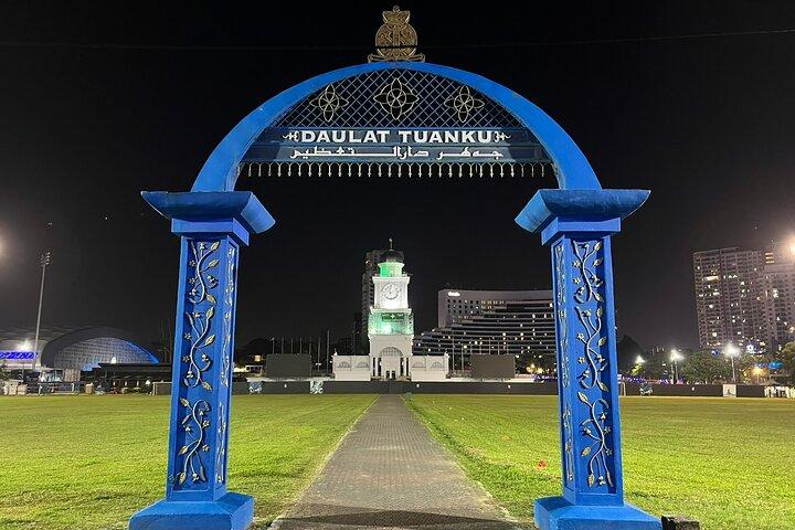 Da Singapore: tour notturno privato espresso della Malesia + massaggio