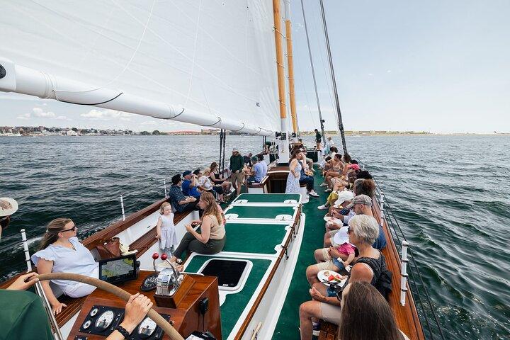 Vela al tramonto a Newport sulla goletta Adirondack
