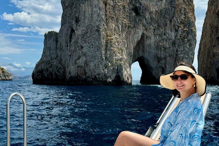 Tour privato in barca a Capri dalla Costiera Amalfitana. Bevande incluse
