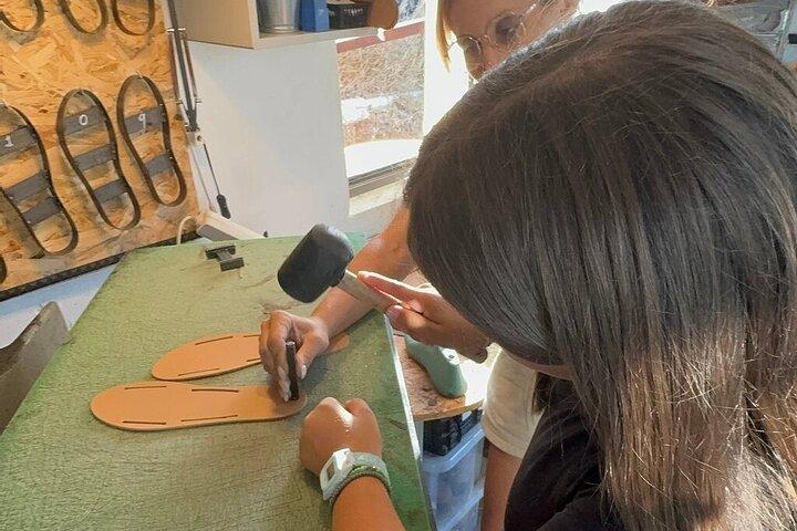 革の古代ギリシャサンダル作りとポセイドン神殿見学