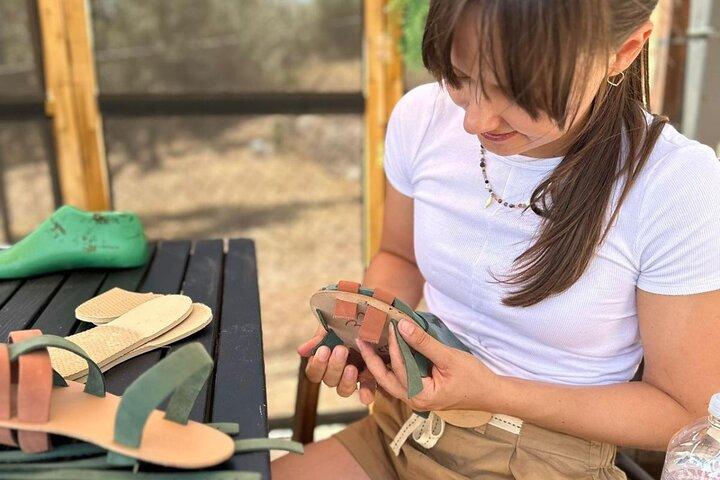 革の古代ギリシャサンダル作りとポセイドン神殿見学