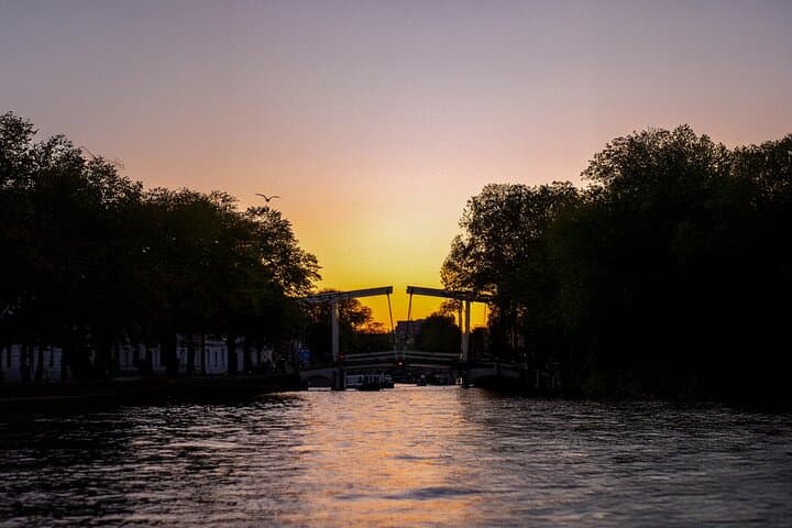 Amsterdam Evening Cosy & Small Cruise & Drinks and Bites - Sunset