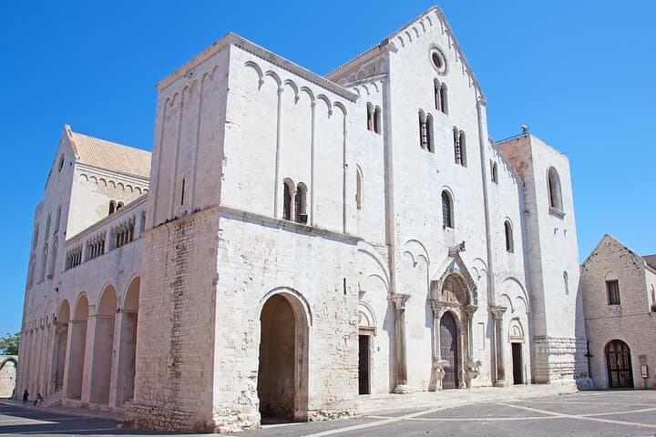 Private transfer from Naples to Bari with 2h for sightseeing stop