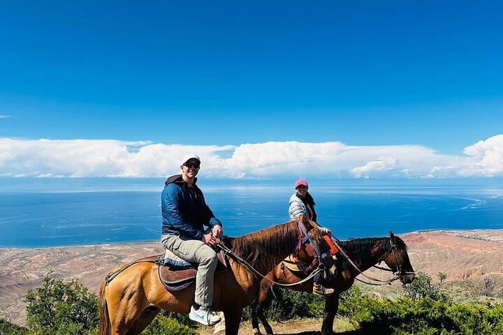 2日間のイシククル湖渓谷の乗馬とユルタ滞在