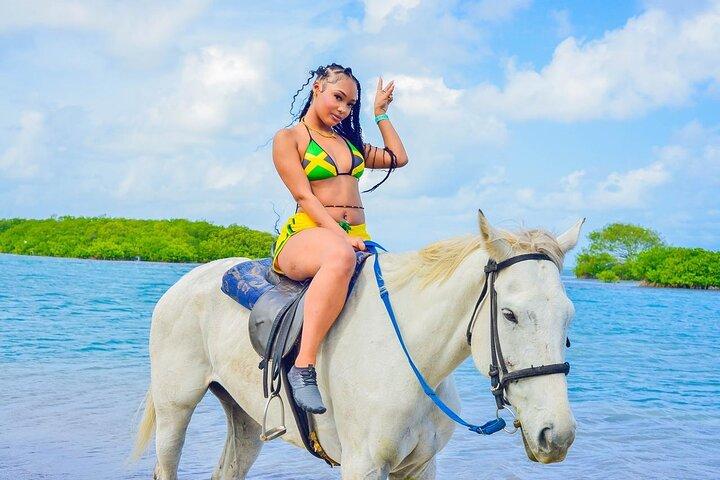 オーチョ リオスでの ATV、バンブーラフティング、乗馬体験