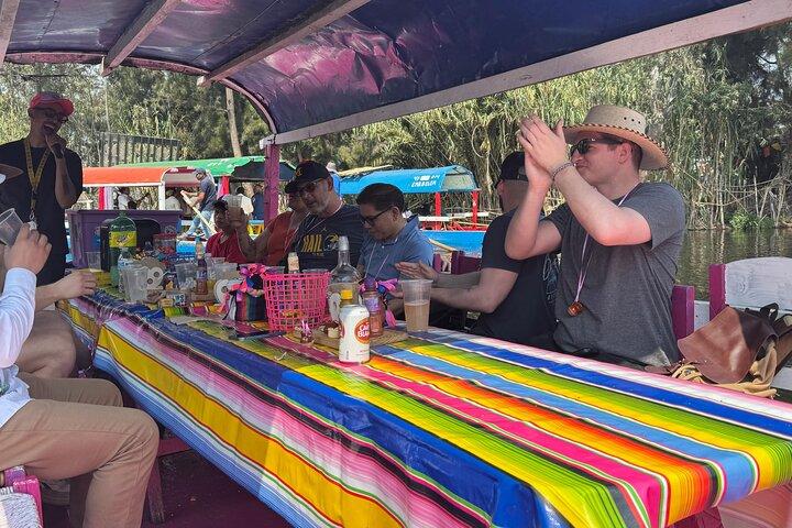 ライブガイドと食事と飲み物付きのメキシコシティのボートツアー