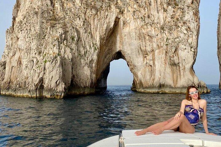 Tour privato in barca a Capri dalla Costiera Amalfitana. Bevande incluse