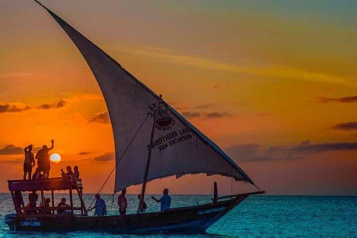 Zanzibar Sunset Dhow Cruise met traditionele trommels en fruit