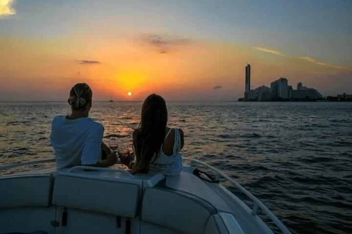 Tour of Bahia in Cartagena with Sunset, Music and Open Bar