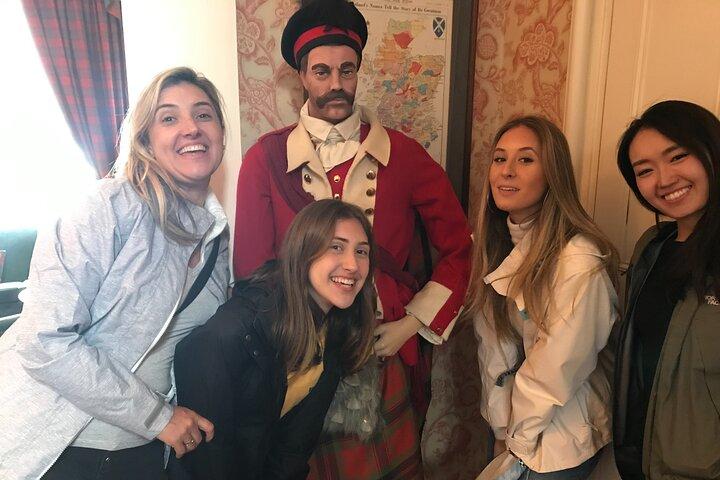 Guarda Tonys Tartan Tours dalla finestra della tua stanza d'albergo!