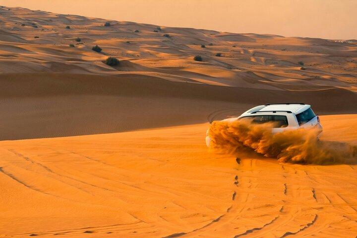 Safari privé dans le désert avec BBQ Dinner Sand Boarding