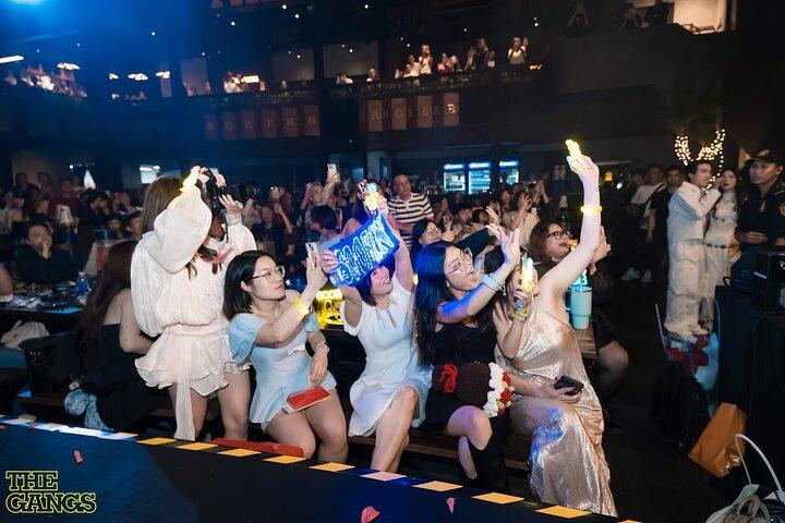 ホーチミンナイトパーティーストリートフードプライベートツアーバー、ダンス付き