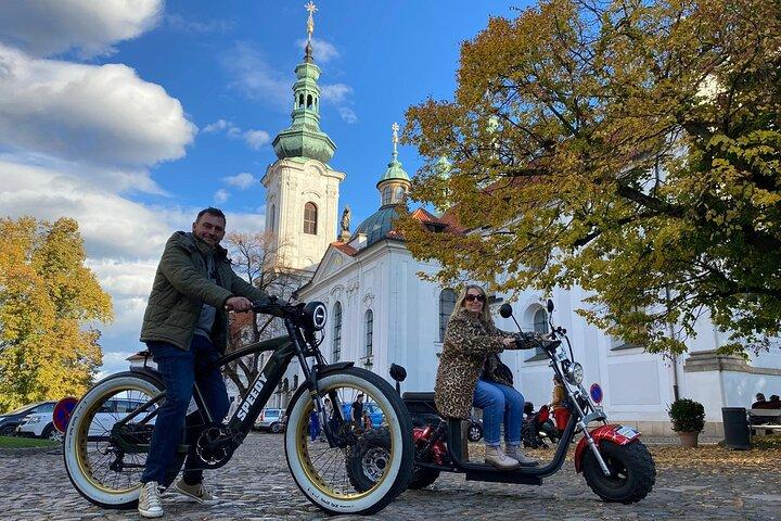 Excursão combinada de triciclo e bicicleta elétrica em Praga