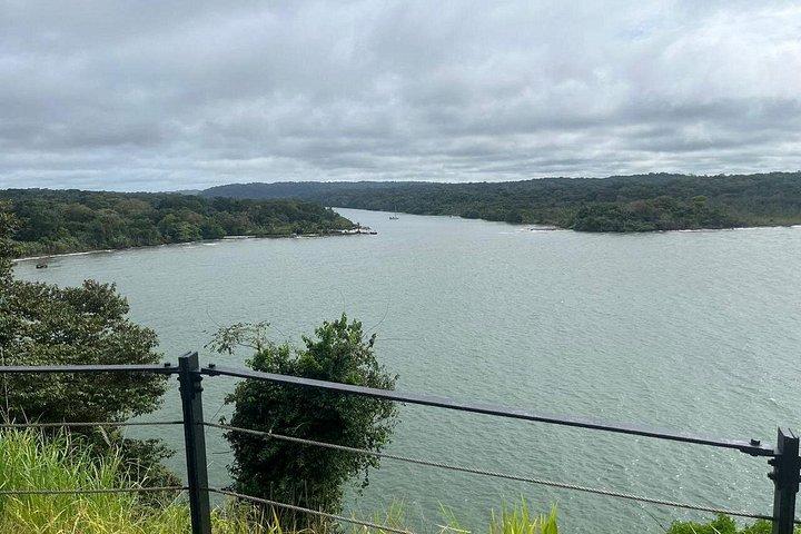 パナマ地峡とカリブ海の閘門を横切る太平洋から大西洋へ