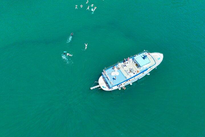 Mini-Kreuzfahrt von Ischia mit Badestopps und Mittagessen an Bord