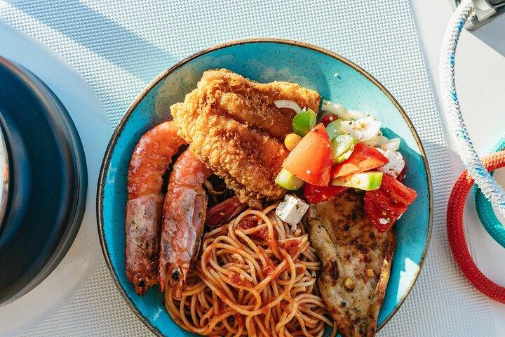 豪華少人数カタマランクルーズ（BBQ、オープンバー＆送迎付）