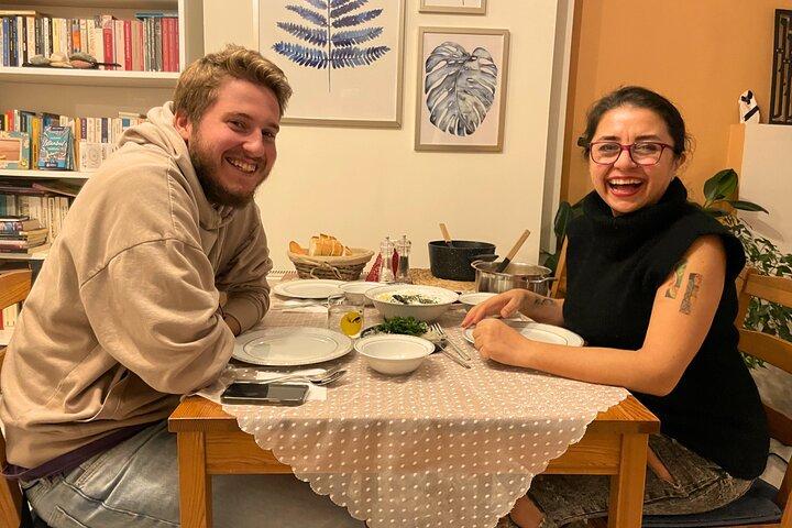 イスタンブール市内中心部で地元の人と伝統的な家庭料理