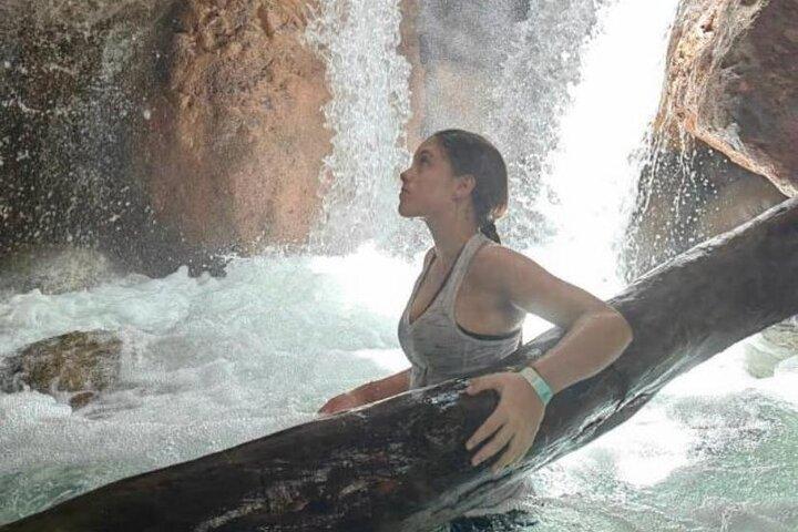 La Leona Escape : cascade, tyrolienne et sources chaudes – visite privée