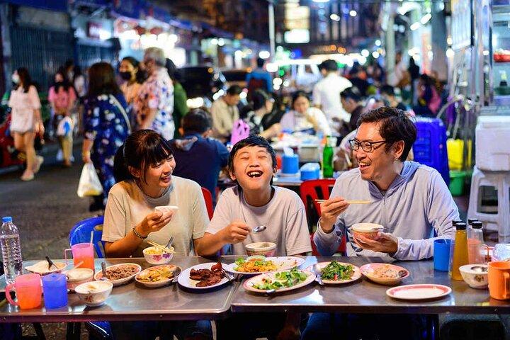 Bangkok Street Food Tour af Tuk Tuk med Rooftop Bar Drink!
