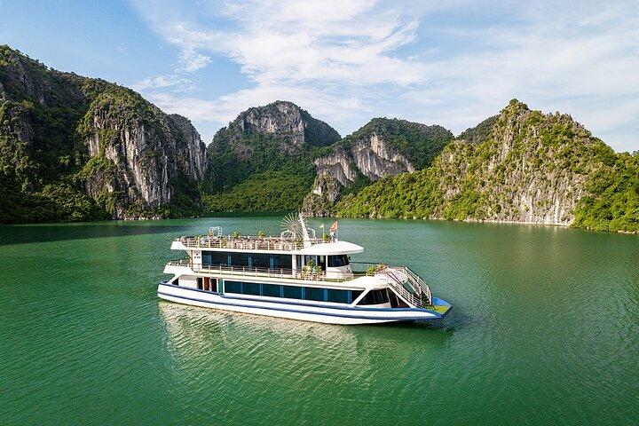 Hanoi: 5 Star Halong Bay Cruise with Lunch , Kayaking & Jacuzzi
