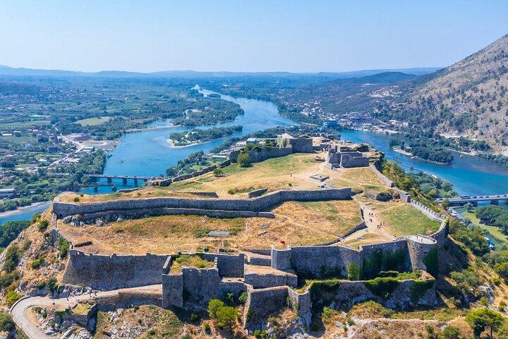 "SHkodra-SHiroka .Tour di un giorno da Tirana)