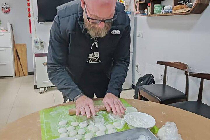 Excursão privada à cultura Hutong com aula de culinária com bolinho e jogo de luta de críquete