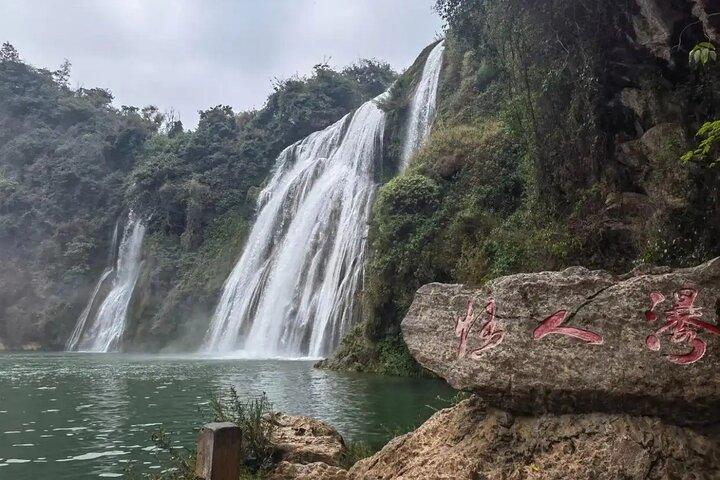 Luoping Jiulong Vattenfall Rapsblommor och Duoyi River