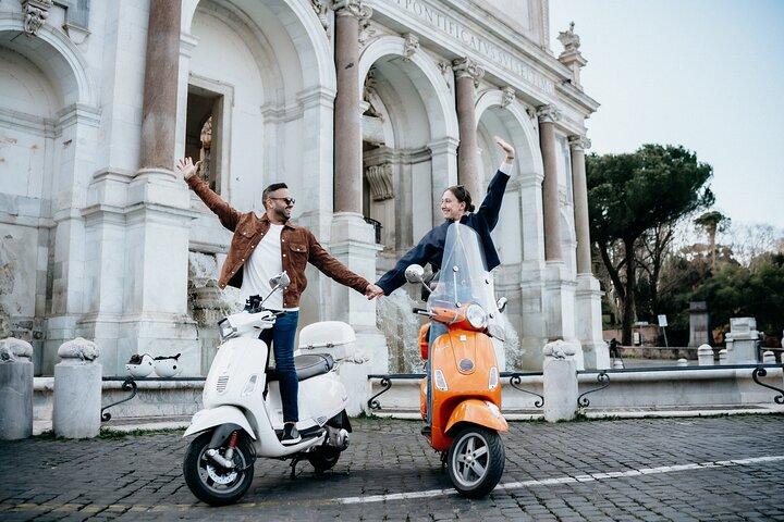 Tour di Roma in Vespa e Fiat 500 per piccoli gruppi con opzione Photoshoot