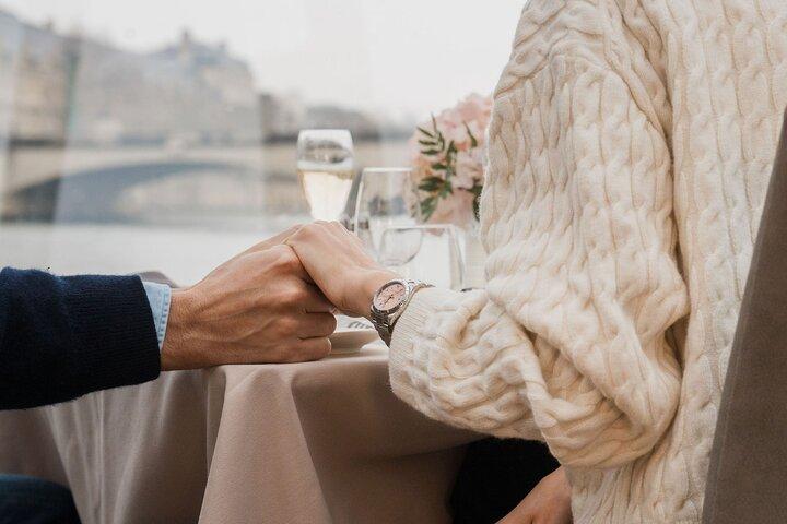 Bateaux Mouches® Valentinstag Special Dinner Cruise in Paris