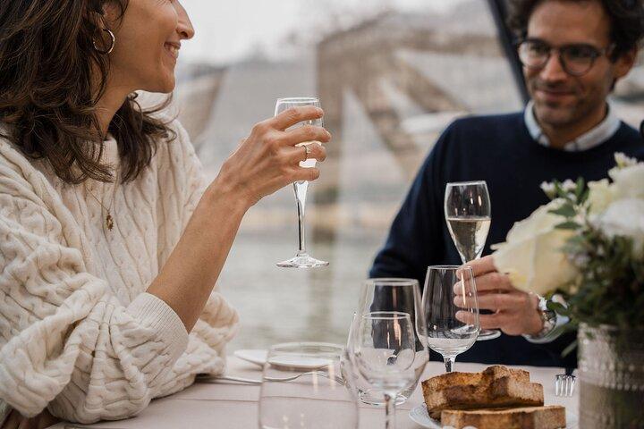 Bateaux Mouches® Valentinstag Special Dinner Cruise in Paris