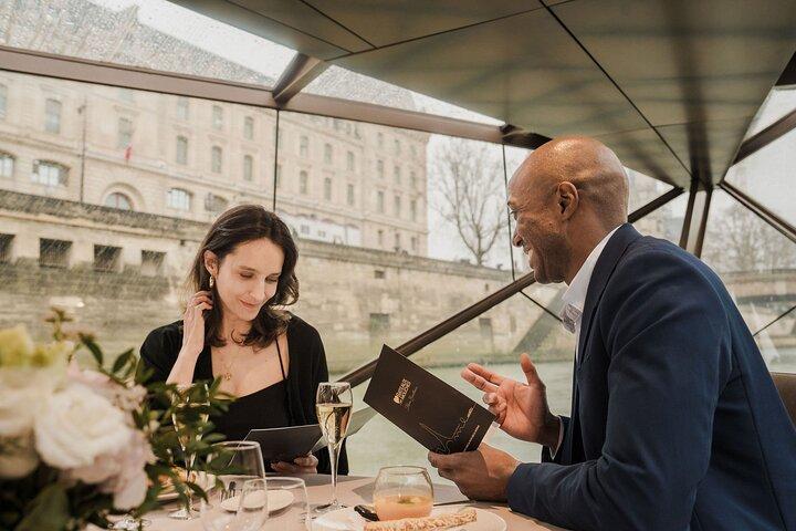 Bateaux Mouches® Valentinstag Special Dinner Cruise in Paris