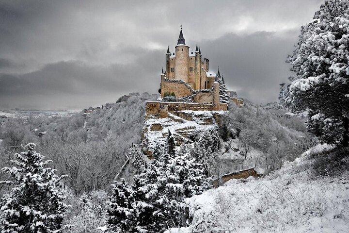Reisen Sie in einer kleinen Gruppe von Madrid aus durch Segovia und Ávila