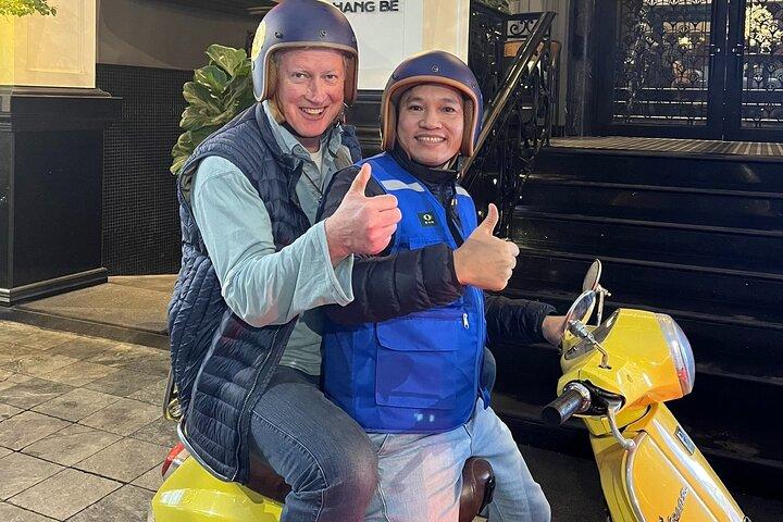 Hanoi After Dark Vespa Tour Mezza giornata : Street Foods & Night Vibes