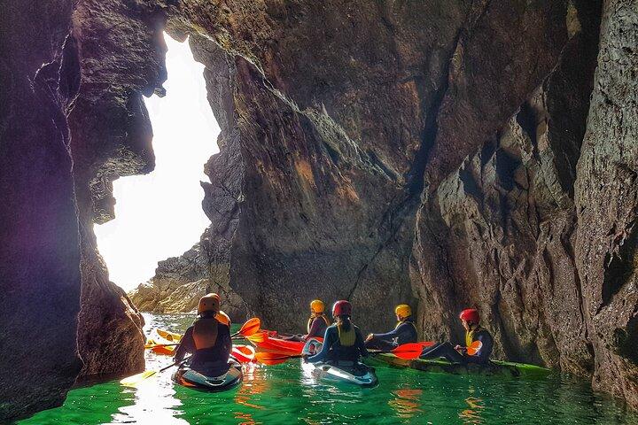 Experiência de caiaque na caverna do mar