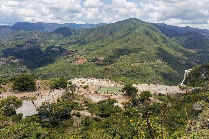 Nyd en middagstur til Hierve el Agua og en mezcal-fabrik.