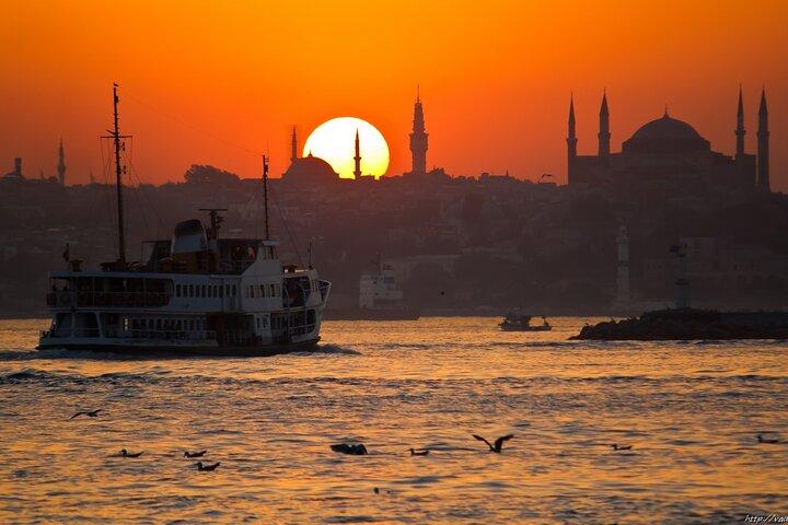 Sunset Bosporus Yacht Cruise met Snacks en Gids