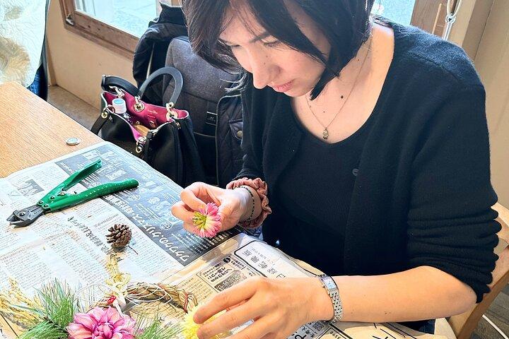 東京で日本の風習「しめ縄」作り