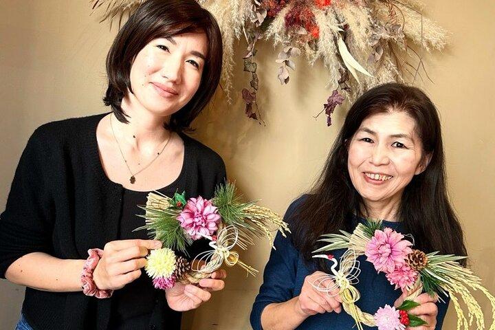 東京で日本の風習「しめ縄」作り