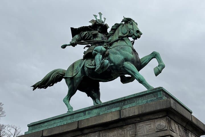 Imperial Palace and East Gardens Private Walking Tour in Tokyo