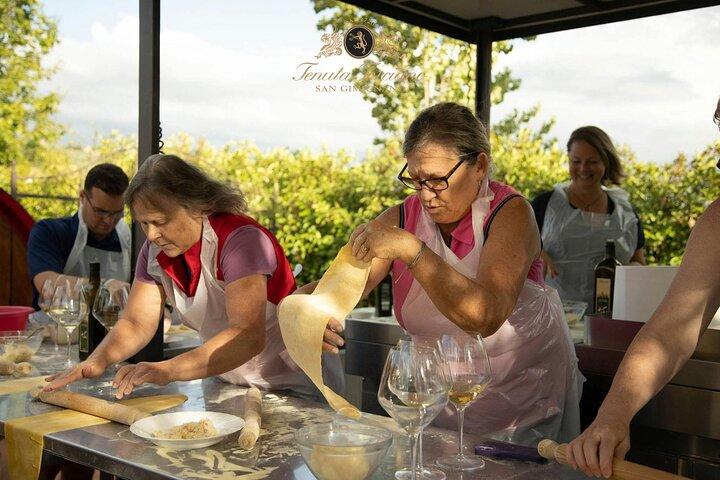 サン・ジミニャーノのフィレンツェプライベート料理教室とワインテイスティング