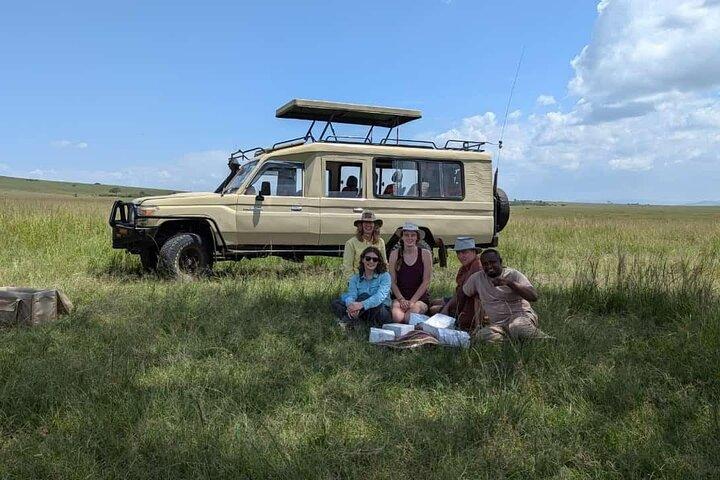 Groupe de 3 jours rejoignant le safari au Masai Mara avec un Land CruiserJeep
