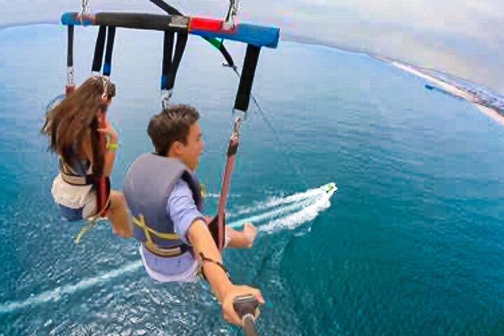 Parasailing over Turquoise Ocean Waters i Montego Bay