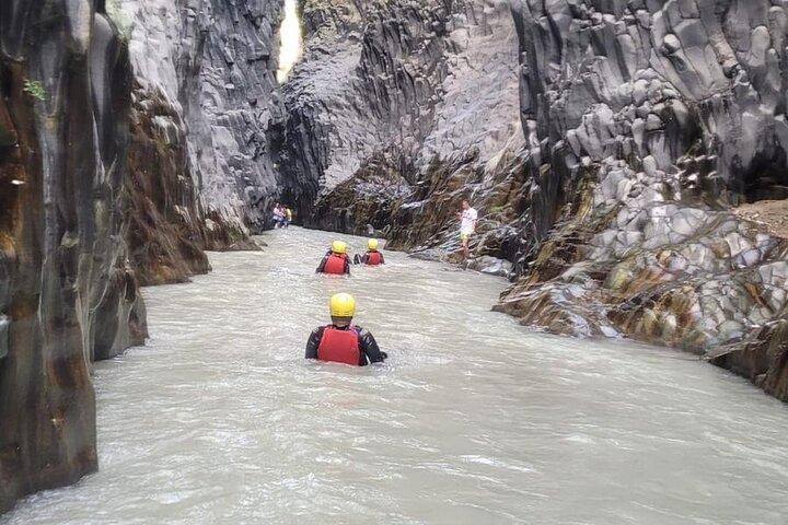 Canyoning dans les gorges d'Alcantara